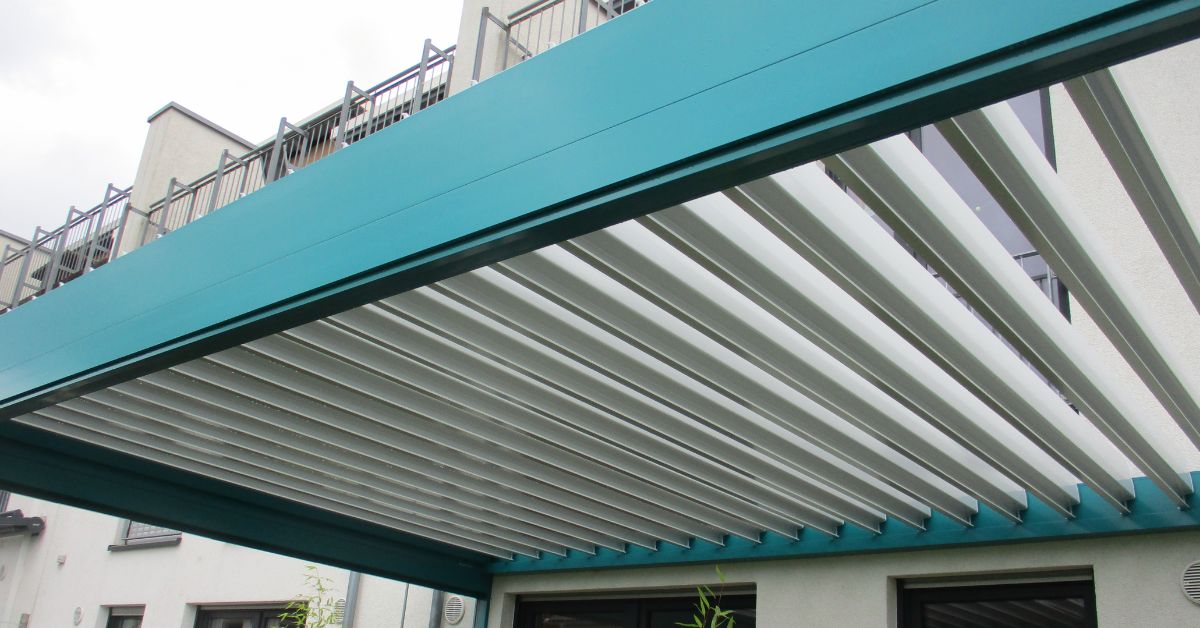 WAREMA Lamaxa Lamellenanlage mit Sonderfarbe Senkrechtmarkisen und Windwächter in Wuppertal